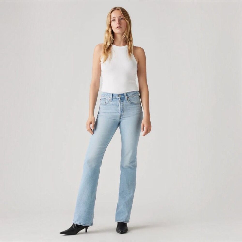 Levi’s Wedgie Bootcut Jeans 27x32.5 Light Wash Button Fly Denim A8710-0003